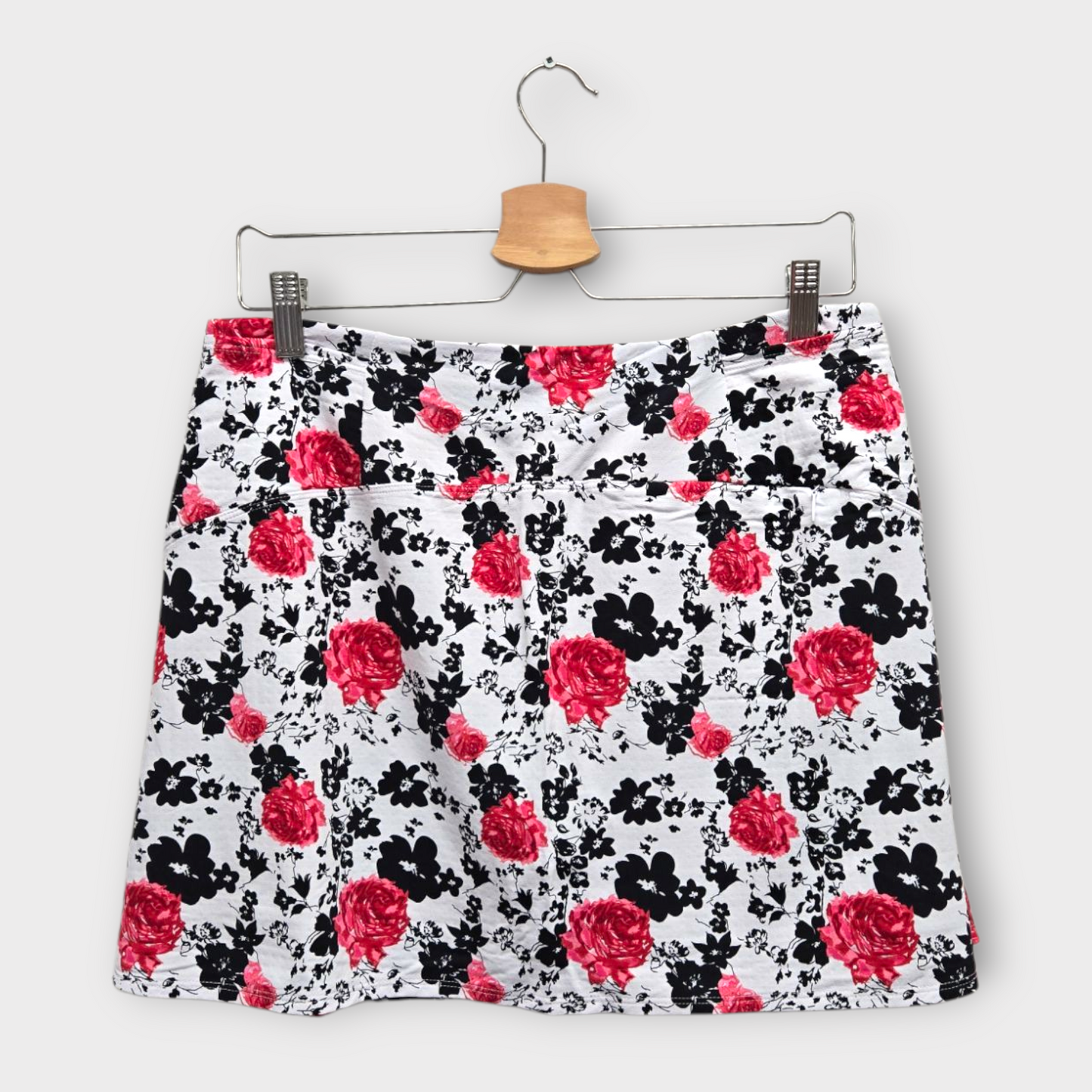 IBKUL Golf Women's Skort Xenia Print (White/Black/Red) - Medium
